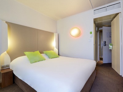 bedroom 5 - hotel campanile paris est - pantin - paris, france