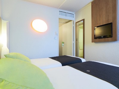 bedroom 6 - hotel campanile paris est - pantin - paris, france