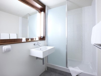 bathroom 1 - hotel campanile paris est - pantin - paris, france