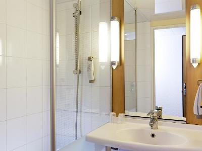 bathroom - hotel ibis la villette cite des sciences - paris, france