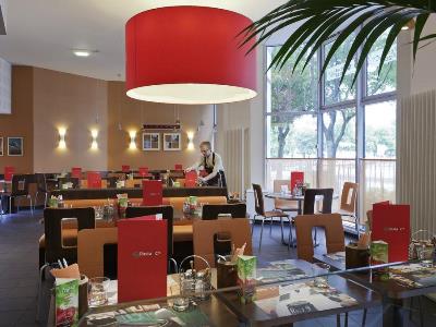 restaurant - hotel ibis la villette cite des sciences - paris, france