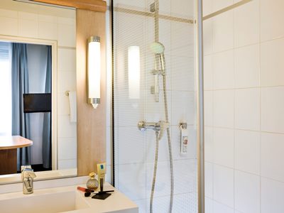 bathroom - hotel ibis paris gare de l'est 10eme - paris, france