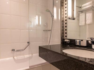 bathroom - hotel crowne plaza paris republique - paris, france