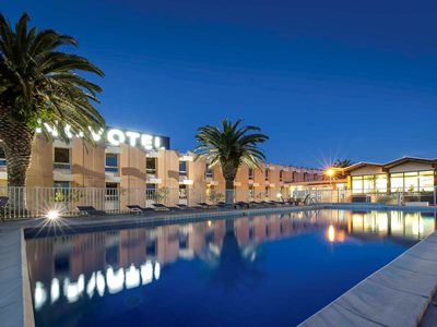 outdoor pool - hotel novotel perpignan - perpignan, france