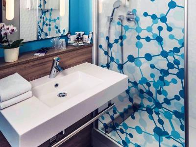 bathroom - hotel mercure poitiers site du futuroscope - poitiers, france