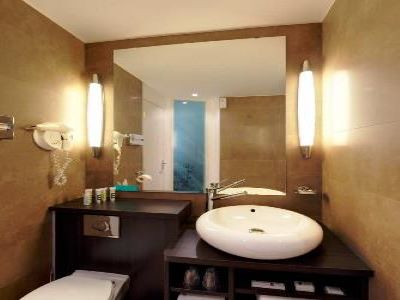 bathroom - hotel mercure quimper centre - quimper, france