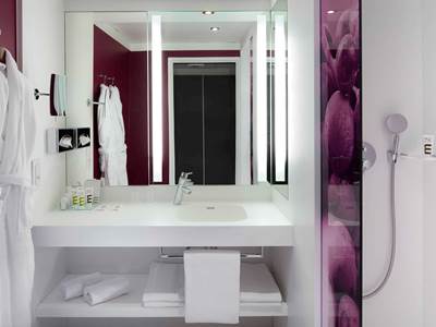 bathroom - hotel mercure reims cathedrale - reims, france