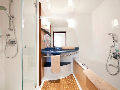 bathroom - hotel novotel suites reims centre - reims, france