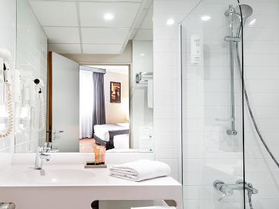 bathroom - hotel holiday inn reims city centre - reims, france