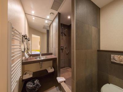bathroom 1 - hotel des lices - rennes, france