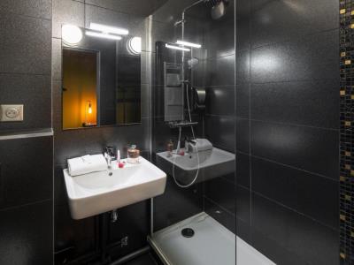 bathroom - hotel l'ortega - rennes, france