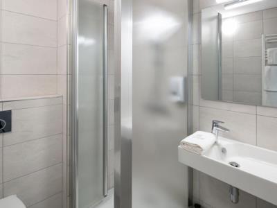 bathroom 2 - hotel l'ortega - rennes, france