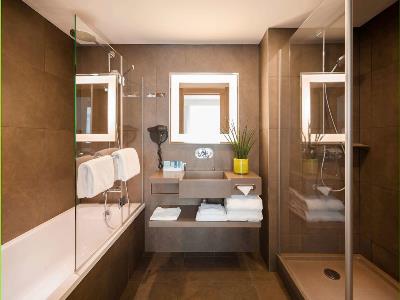 bathroom 1 - hotel novotel rennes centre gare - rennes, france