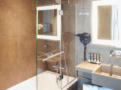 bathroom - hotel novotel rennes centre gare - rennes, france