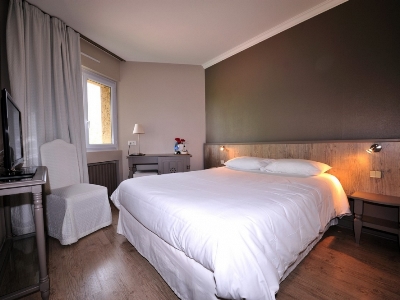 bedroom 2 - hotel causse comtal - rodez, france