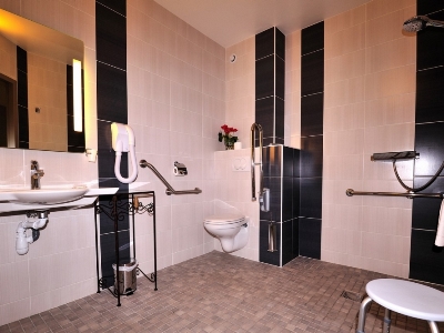 bathroom 1 - hotel causse comtal - rodez, france