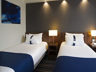 bedroom 2 - hotel holiday inn express paris - cdg airport - roissy, france