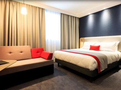 bedroom 1 - hotel holiday inn express paris - cdg airport - roissy, france