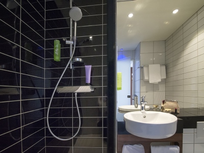 bathroom - hotel holiday inn express paris - cdg airport - roissy, france