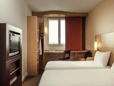 bedroom - hotel ibis paris cdg airport - roissy, france