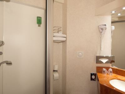 bathroom - hotel geographotel paris - roissy cdg airport - roissy, france