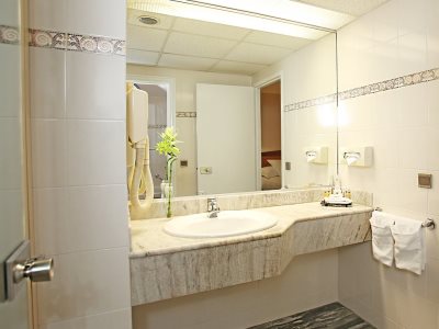 bathroom - hotel millennium paris charles de gaulle - roissy, france