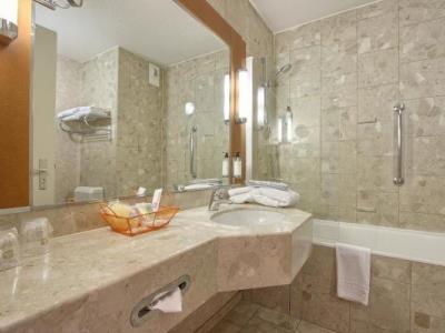 bathroom - hotel hotel inn paris cdg airport - roissy, france