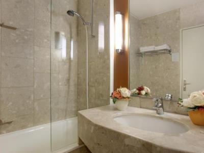 bathroom 1 - hotel hotel inn paris cdg airport - roissy, france