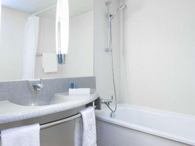 bathroom - hotel novotel rouen sud (g) - rouen, france