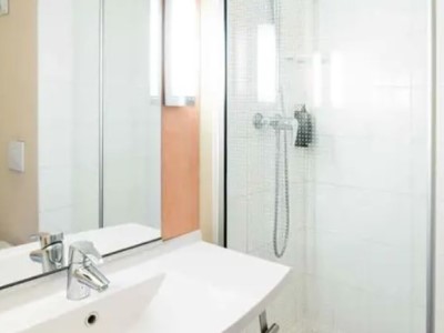 bathroom - hotel b and b rouen centre rive droite - rouen, france