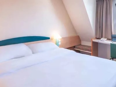 bedroom 1 - hotel b and b rouen centre rive droite - rouen, france