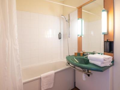 bathroom - hotel b and b hotel rouen centre rive gauche - rouen, france