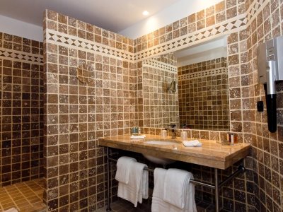 bathroom 1 - hotel de bourgtheroulde - rouen, france