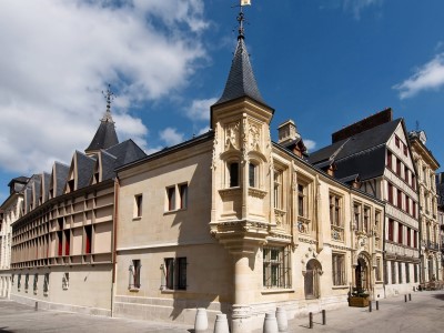 exterior view - hotel de bourgtheroulde - rouen, france