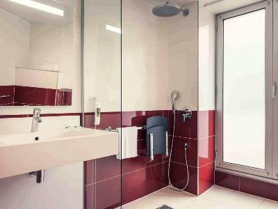 bathroom - hotel mercure paris ouest - st germain en la, france