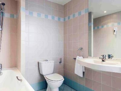 bathroom 1 - hotel mercure paris ouest - st germain en la, france
