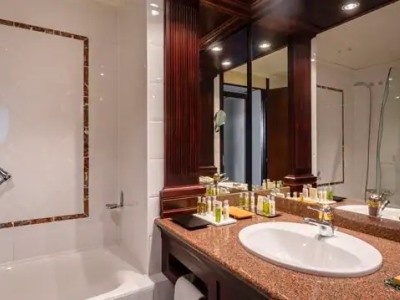 bathroom - hotel hilton strasbourg - strasbourg, france