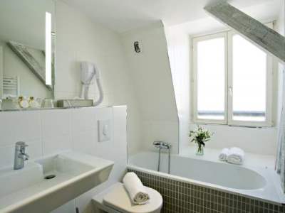bathroom 1 - hotel best western plus villa d'est - strasbourg, france