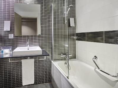 bathroom - hotel holiday inn toulon city centre - toulon, france