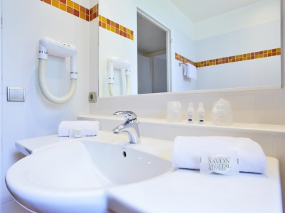 bathroom 1 - hotel kyriad tours centre - tours, france