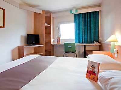 bedroom - hotel ibis versailles chateau - versailles, france