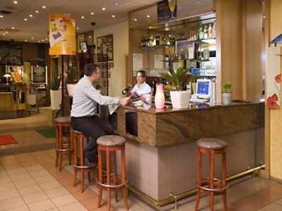 bar - hotel ibis versailles chateau - versailles, france