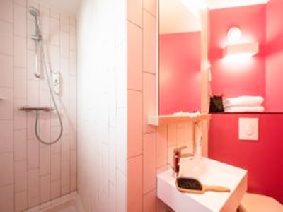 bathroom - hotel ibis styles vichy centre - vichy, france