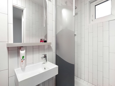 bathroom 1 - hotel ibis styles vichy centre - vichy, france