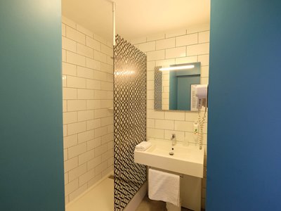 bathroom - hotel ibis styles auxerre nord - auxerre, france