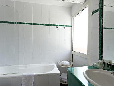 bathroom - hotel best western astoria - juan les pins, france