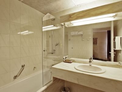 bathroom 1 - hotel au grand hotel de sarlat - sarlat la caneda, france