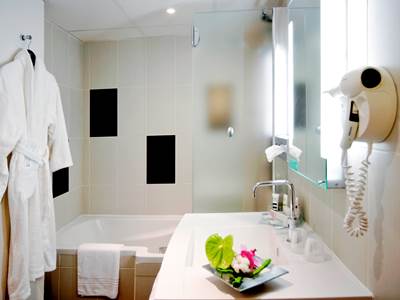 bathroom - hotel mercure abbeville centre - abbeville, france