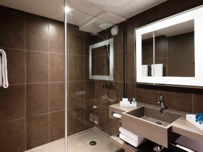 bathroom - hotel novotel fontainebleau ury - ury, france