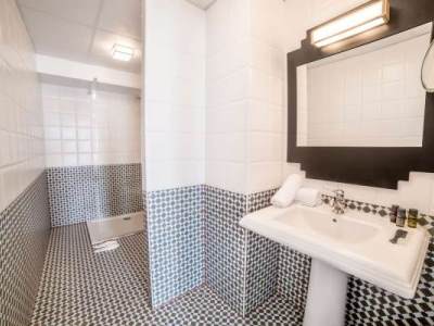bathroom 1 - hotel best western hotel journel - st laurent du var, france